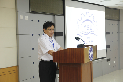 方国红和上海校友会秘书长于忠海两位校友代表各地校友会在会上致辞